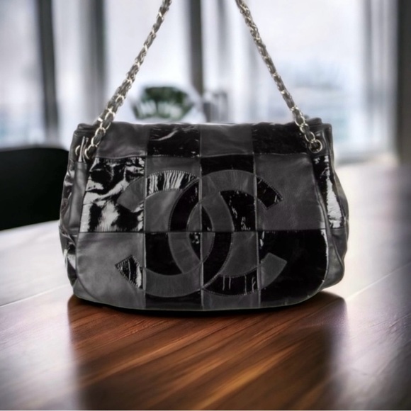 CHANEL Black lambskin and patent quilted leather CHANEL Brooklyn Bag "Retired" - Picture 8 of 16